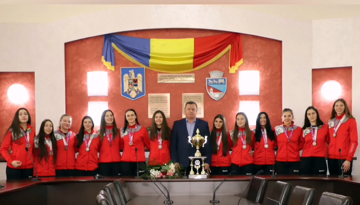 Tinerele handbaliste de la Colegiul Energetic au fost premiate de Primăria Municipiului Râmnicu Vâlcea