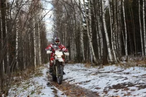 Schimbul de sezon al anvelopelor moto la finalul toamnei: Cum te ajută în ultimele călătorii ale anului?